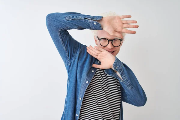 Giovane Albino Uomo Biondo Indossa Camicia Jeans Occhiali Sfondo Bianco — Foto Stock