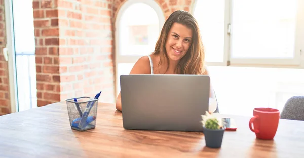 Young Beautiful Business Woman Working Using Laptop Home Office Smiling — Stock Photo, Image