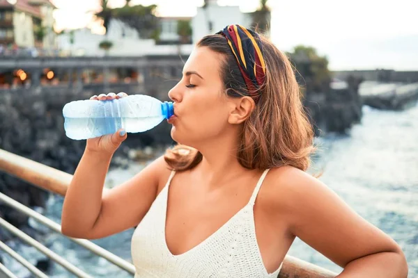 Hermosa Mujer Joven Caminando Paseo Marítimo Disfrutando Vista Mar Bebiendo — Foto de Stock