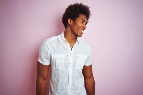 Jovem Americano Com Cabelo Afro Vestindo Camisa Branca Sobre Fundo — Fotografia de Stock