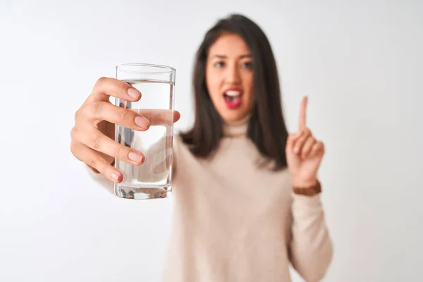 Ung Vacker Kinesisk Kvinna Som Håller Glas Vatten Stående Över — Stockfoto