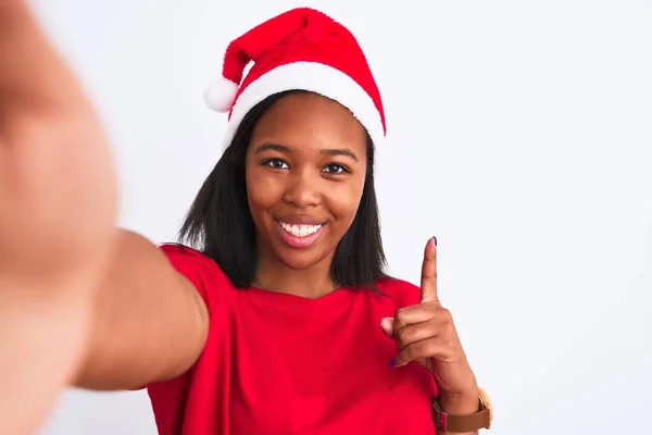 Jovem Afro Americana Vestindo Chapéu Natal Tirando Uma Selfie Sobre — Fotografia de Stock
