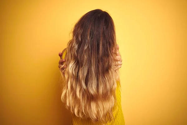 Joven Mujer Hermosa Usando Camiseta Sobre Fondo Aislado Amarillo Abrazarse —  Fotos de Stock