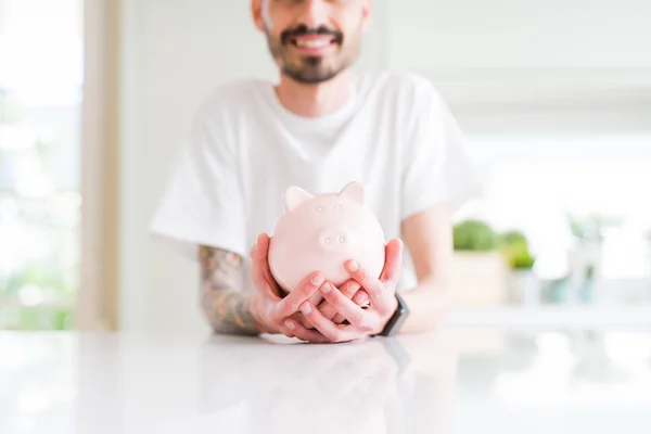 Närbild av man Holding piggy bank, Spara pengar för investeringar — Stockfoto