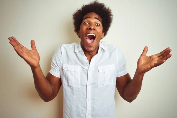 Afrikanisch Amerikanischer Mann Mit Afro Haaren Und Hemd Vor Isoliertem — Stockfoto