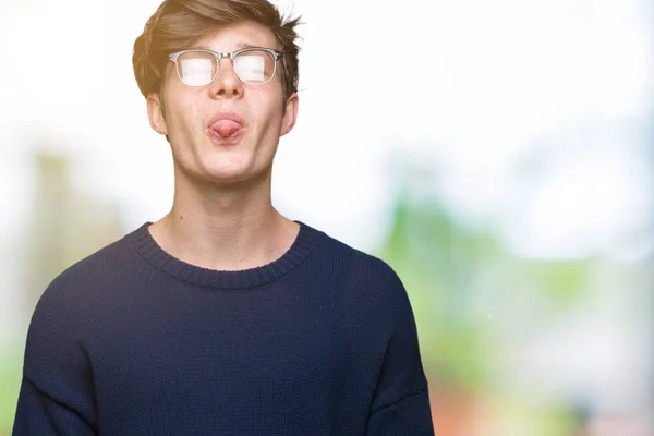 Genç Yakışıklı Adam Gözlük Dilini Izole Arka Plan Üzerinde Mutlu — Stok fotoğraf
