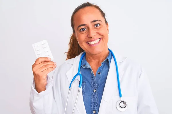 Středního Věku Starší Lékař Žena Ukazuje Léky Předpis Izolovaném Pozadí — Stock fotografie