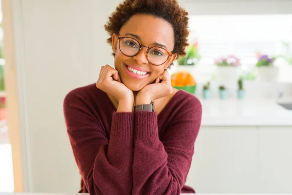 Jovem mulher africana bonita com cabelo afro usando óculos — Fotografia de Stock