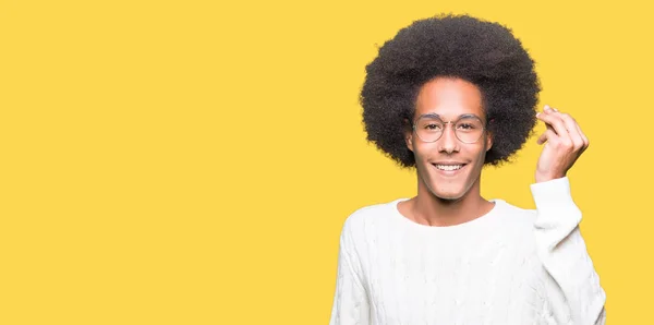 Afro Saçlı Genç Afrikalı Amerikalı Adam Gözlük Giyiyor Parmaklar Ile — Stok fotoğraf
