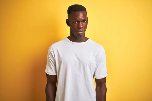 Hombre Afroamericano Joven Con Camiseta Blanca Pie Sobre Fondo Amarillo — Foto de Stock