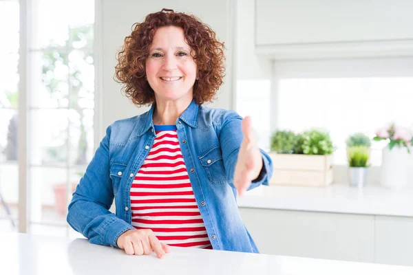 Donna Anziana Mezza Età Con Capelli Ricci Che Indossa Giacca — Foto Stock