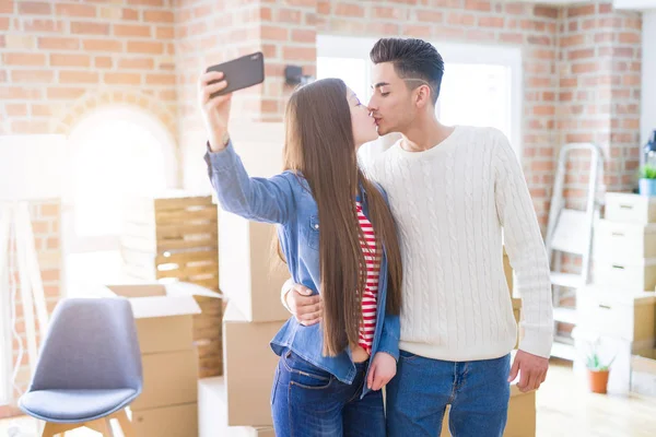 Unga Asiatiska Paret Leende Tar Selfie Foto Med Smartphone Flyttar — Stockfoto