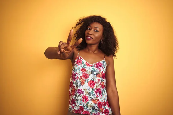 Afrikanische Amerikanerin Geblümtem Sommer Shirt Vor Isoliertem Gelben Hintergrund Lächelnd — Stockfoto