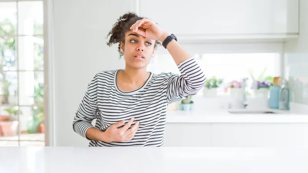 Vacker Afrikansk Amerikansk Kvinna Med Afro Hår Bär Casual Randig — Stockfoto