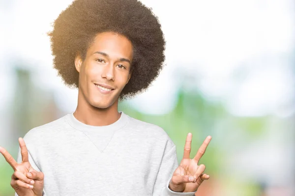 Jeune Homme Afro Américain Aux Cheveux Afro Portant Sweat Shirt — Photo