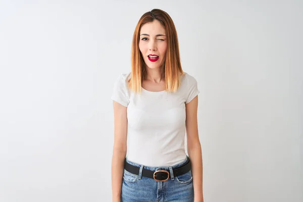 섹시한 명랑하고 행복한 얼굴로 카메라를 서있는 캐주얼 티셔츠를 아름다운 — 스톡 사진