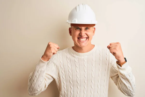 Bonito Arquiteto Homem Vestindo Capacete Segurança Sobre Fundo Branco Isolado — Fotografia de Stock