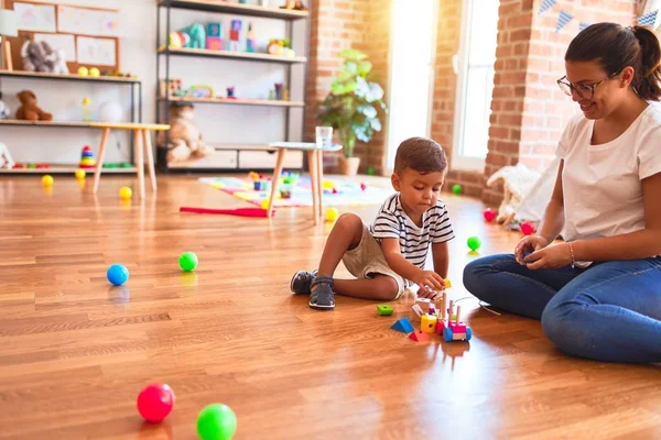 Magnifique Professeur Tout Petit Garçon Jouant Avec Train Maternelle — Photo