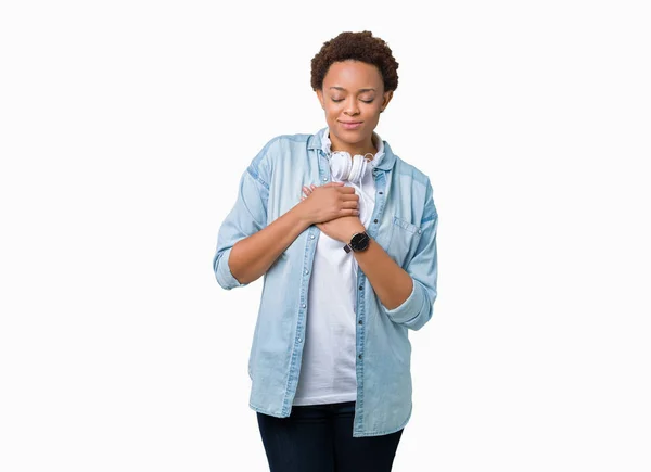Молодая Африканская Американка Наушниках Изолированном Фоне Улыбается Руками Груди Закрытыми — стоковое фото