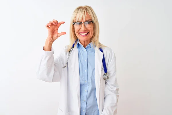 Médico Meia Idade Mulher Usando Óculos Estetoscópio Sobre Fundo Branco — Fotografia de Stock