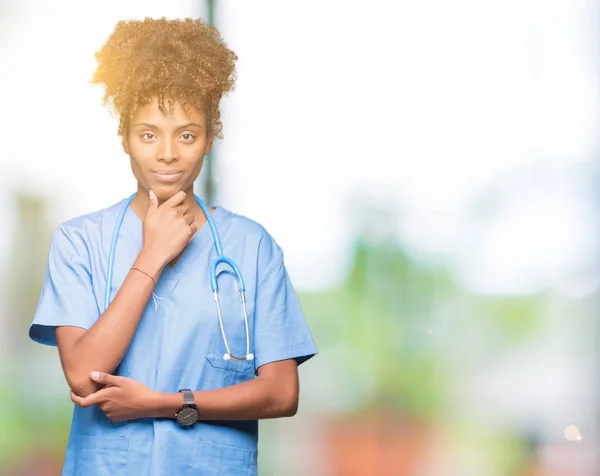 Junge Afrikanisch Amerikanische Ärztin Mit Isoliertem Hintergrund Die Selbstbewusst Mit — Stockfoto