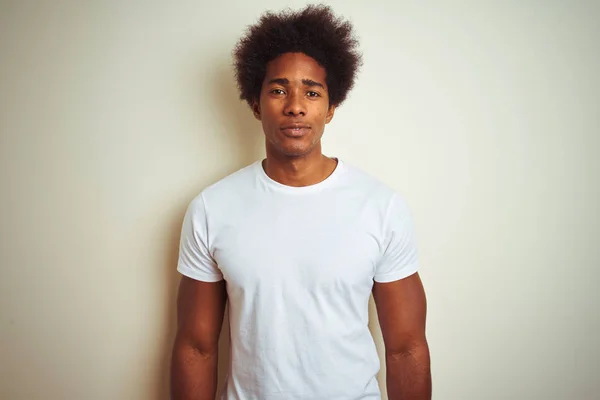 Africano Americano Com Cabelo Afro Vestindo Shirt Sobre Fundo Branco — Fotografia de Stock