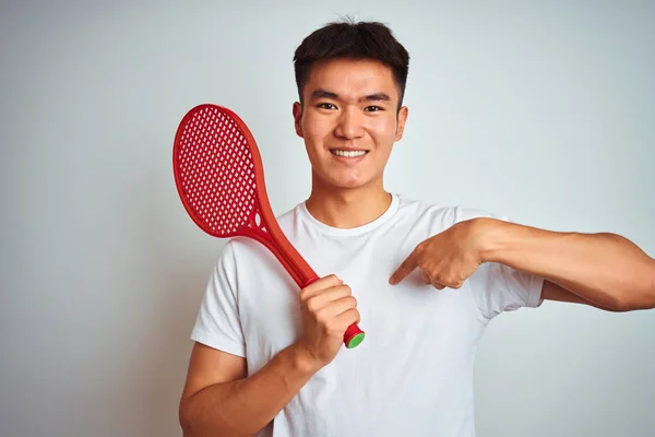 Asiatisk Kinesisk Idrottsman Håller Tennisracket Stående Över Isolerad Vit Bakgrund — Stockfoto