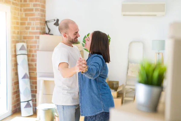 Ungt Par Dansar Runt Papp Kartonger Nytt Hem Firar Leende — Stockfoto