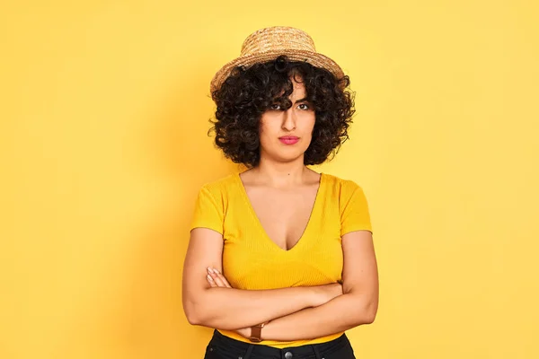 Ung Arabiska Kvinna Med Lockigt Hår Bär Shirt Och Hatt — Stockfoto