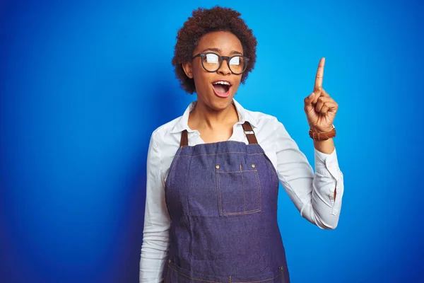 Joven Mujer Afroamericana Propietaria Una Tienda Con Delantal Negocios Sobre — Foto de Stock