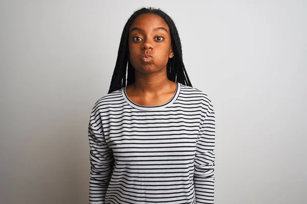 Jovem Afro Americana Vestindo Camiseta Listrada Sobre Fundo Branco Isolado — Fotografia de Stock