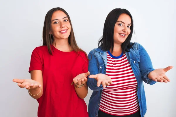 Jovens Mulheres Bonitas Vestindo Roupas Casuais Sobre Fundo Branco Isolado — Fotografia de Stock