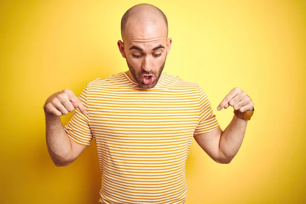 Junger Glatzköpfiger Mann Mit Bart Lässig Gestreiftes Shirt Über Gelbem — Stockfoto