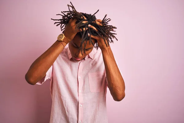 Hombre Afroamericano Con Rastas Con Camisa Elegante Pie Sobre Fondo — Foto de Stock