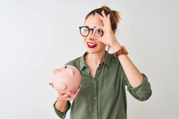 Mulher Ruiva Bonita Usando Óculos Segurando Banco Porquinho Sobre Fundo — Fotografia de Stock