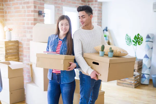 美丽的年轻亚洲夫妇看起来快乐拿着纸板箱 微笑着兴奋地搬到一个新的家 — 图库照片