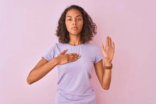 Ung Brasiliansk Kvinna Bär Shirt Stående Över Isolerad Rosa Bakgrund — Stockfoto