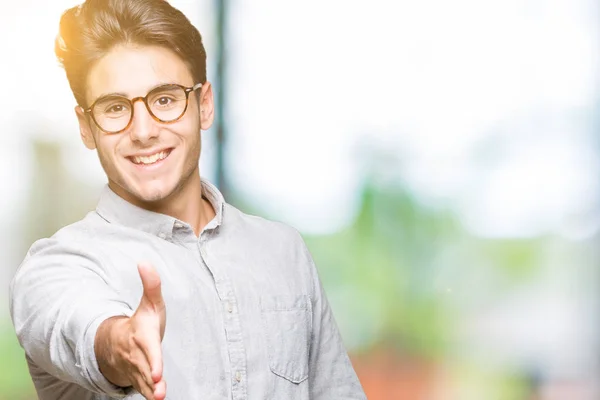 Joven Hombre Guapo Con Gafas Sobre Fondo Aislado Sonriendo Amistoso — Foto de Stock