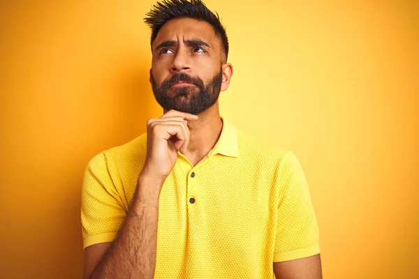 Hombre Joven Indio Con Polo Parado Sobre Fondo Amarillo Aislado — Foto de Stock