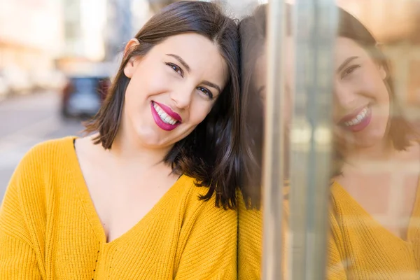 Bella giovane donna sorridente fiducioso e allegro appoggiato su — Foto Stock