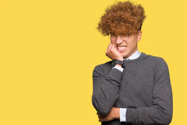 Jovem Homem Negócios Bonito Com Cabelo Afro Vestindo Óculos Olhando — Fotografia de Stock