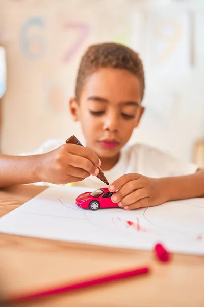Красивый Африканский Американец Сидящий Детском Саду Рисующий Игрушки Автомобиле Маркером — стоковое фото