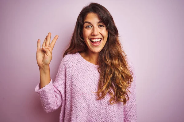 Giovane Bella Donna Indossa Maglione Piedi Sfondo Rosa Isolato Mostrando — Foto Stock