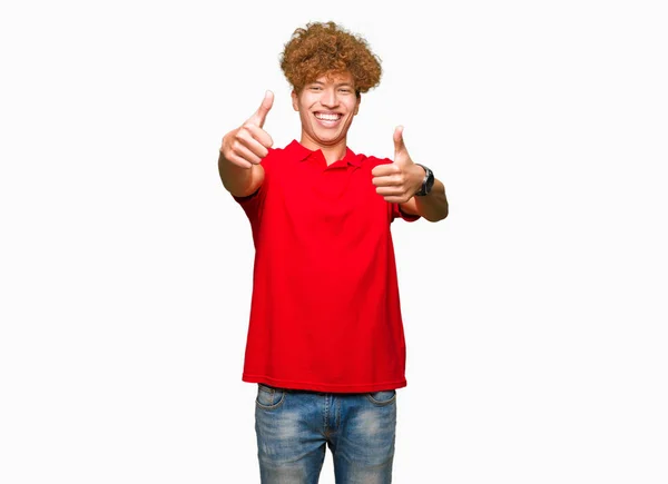 Homem Bonito Jovem Com Cabelo Afro Vestindo Camiseta Vermelha Aprovando — Fotografia de Stock