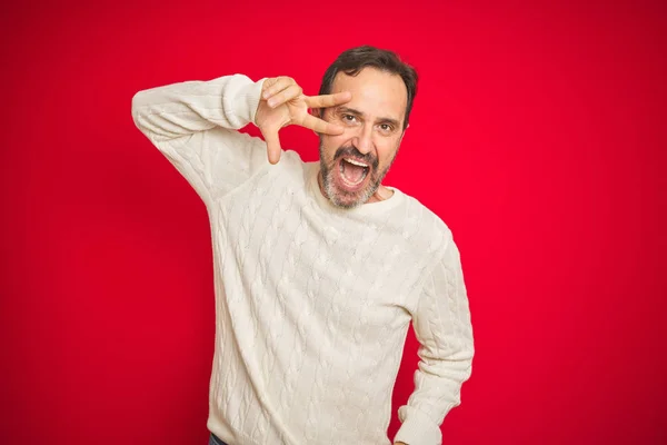 Bello Uomo Anziano Mezza Età Con Capelli Grigi Sfondo Rosso — Foto Stock