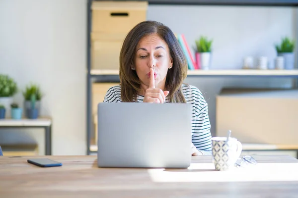 Middelbare Leeftijd Oudere Vrouw Zitten Aan Tafel Thuis Werken Met — Stockfoto