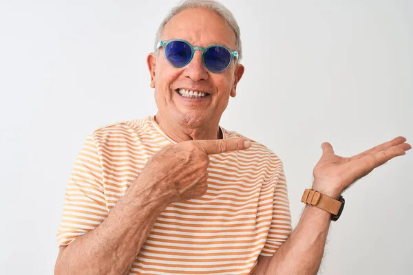 Homem Cabelos Grisalhos Sênior Vestindo Camiseta Listrada Óculos Sol Sobre — Fotografia de Stock