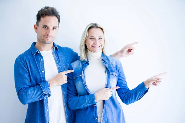 Jovem Casal Bonito Vestindo Camisa Jeans Sobre Fundo Branco Isolado — Fotografia de Stock