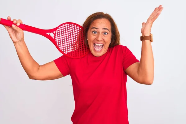 Middelbare Leeftijd Volwassen Vrouw Houden Rode Tennis Racket Geïsoleerde Achtergrond — Stockfoto