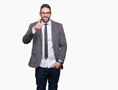 Genç yakışıklı iş adamı mutlu yaşasın el ile jest yapıyor izole arka plan üzerinde. Başarı gösteren kameraya bakarak ifade onaylama.